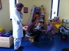 interner Link (neues Fenster): Bild vergrößern: Die Ministerin beim Besuch der Universitäts- Kinder- und Jugendklinik Rostock, insbesondere der Initiative "Mike Möwenherz". Auf dem Foto im Gespräch mit der krebskranken Jolanda und ihrem Vater. Links zu sehen ist der Leiter der Initiative PD Dr. Carl Friedrich Classen.