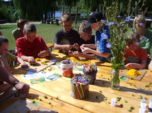 Kinder bastel mit Naturmaterialien