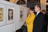 interner Link (neues Fenster): Bild vergrößern: Justizministerin Uta-Maria Kuder und der Vorsitzende des Landesverbandes M-V des WEISSEN RING e.V. Thomas Lenz sehen sich die Ausstellung an