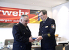 Auszeichnung des Kam. Diercks (li.: Kam. Diercks, re.: Kam. Rogmann) Foto: Wolfgang Grimm (SFV Schwerin)