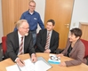 Bei der abschließenden Unterzeichnung der Vereinbarung zur Telearbeit (v.l.): Landrat Rolf Christiansen, Personalratsvorsitzender Heiko Neitzke, Marko Rosin, Leiter des Fachdienstes Personal, Organisation und IT, sowie Britta Kremke, Leiterin der Kompetenzstelle Telearbeit in MV. Foto: Landkreis Ludwigslust-Parchim