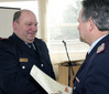 Dirk Braukmeier aus Dabel (l.) erh�lt die Ehrennadel des Landesfeuerwehrverbandes in Gold aus den H�nden von Kreisbrandmeister Dietmar Arendt. Foto: � Michael-G�nther B�lsche