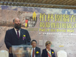 Foto: Jörn Mothes bei der Enthüllung eines Stückes der ehemaligen Berliner Mauer auf dem Gelände der Deutschen Botschaft in Taipei am 09.11.2009. (© DI)