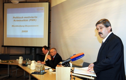 Foto: C. Kettler / Innenminister Lorenz Caffier bei der Vorstellung der PMK-Statistik