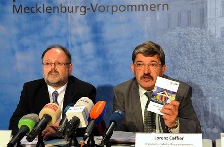 Foto: C. Kettler / Innenminister Caffier präsentiert den Verfassungsschutzbericht 2009