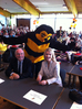 interner Link (neues Fenster): Bild vergrößern: Manuela Schwesig mit dem Chef der BA Nord Jürgen Goecke und dem Macottchen der Arbeitsbiene Bussy Bee