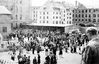Foto: Demonstranten im Hof hinter dem Zuchthaus in Magdeburg. Quelle: BStU, MfS, BV Magdeburg, Abt. IX/6, Seite 38.