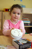 Tabea (5) pr�sentiert die neueste Errungenschaft - einen Rauchmelder - f�r die Kindertagesst�tte in Karow.   Foto: Michael-G�nther B�lsche