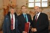 Wirtschaftsminister Harry Glawe (v. r.) überreichte Prof. Bernd Guericke, Geschäftsführer der Guericke Ingenieurgesellschaft mbH Wismar, einen Zuschuss für sein Forschungsprojekt; hier mit dem Baubeauftragten im Kirchenkreis Wismar, Klaus-Peter Gauer.