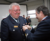 Der stellv. Kreisjugendwart Uwe Mietz bekommt von Kreiswehrf�hrer Dietmar Arendt (r.) die Ehrennadel des Landesfeuerwehrverbandes in Gold �berreicht.  Foto: � Michael-G�nther B�lsche
