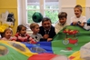 interner Link (neues Fenster): Bild vergrößern: Innenminister Caffier spielt mit den KITA-Kindern