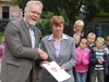 Kriemhild Kant, Bürgermeisterin der Gemeinde Balow, und Landrat Rolf Christiansen bei der Übergabe des Fördermittelbescheides über 25.500 Euro. Darüber freuten sich auch die 67 Schülerinnen und Schüler der Grundschule Balow und bedankten sich mit einem Ständchen. Foto: Landkreis Ludwigslust