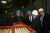 interner Link (neues Fenster): Bild vergrößern: Wirtschaftsminister Harry Glawe (2.v.l.) mit Andreas Texter (links), Landtagsabgeordneter für den Wahlkreis Uecker-Randow I, beim Besuch der Eisengießerei MAT Foundries Europe GmbH in Ueckermünde