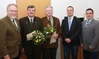 Landrat Rolf Christiansen mit dem neuen Kreisjägermeister Hans-Jürgen Schmidt und dessen Stellvertreter Heinrich Pressentin sowie dem Beigeordneten Andreas Neumann und dem Fachdienstleiter Frank Leuschner (v.l.). Foto: Landkreis Ludwigslust-Parchim