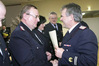 Zur Ehrung mit der Ehrennadel des Landesfeuerwehrverbandes in Gold gratuliert Kreiswehrf�hrer Dietmar Arendt (r.) dem Kameraden Horst Rausch (Zahrensdorf). Rechts daneben Angelika Sch�dlich (Z�lkow) und Gerd Schmidt (Grebbin).  Foto: � Michael-G�nther B�lsche