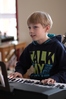 Emanuel Stein (9 Jahre) präsentiert moderne Rhythmen auf dem Keyboard bei der Parchimer Saalstunde im März 2013. Foto: Kreismusikschule