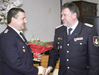 Jahresversammlung des Kreisfeuerwehrverbandes Parchim in Dargel�tz. Hier gratuliert der Landesbrandmeister Heino Kalkschies (r.) dem neu gew�hlten stellvertretenden Kreiswehrf�hrer Rainer Auras.  Foto: � Michael-G�nther B�lsche