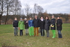 Ortsbesichtigung der zukünftigen Fläche des Bewegungsparcours mit der Crivitzer Bürgermeisterin Britta Brusch-Gamm und Engagierten. Foto: Urbanizers, Berlin