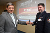 Innenminister Lorenz Caffier (l.) und Landesbrandmeister Heino Kalkschies schalten die neue Internetseite frei.   Foto: � M.-G. B�lsche