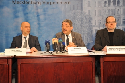Innenminister Lorenz Caffier und der Direktor des Landeskriminalamtes, Ingolf Mager,(v.r.n.l.) bei der Vorstellung der Polizeilichen Kriminalstatistik 2011
