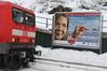 Lebens- und Ausbildungswege in M-V: Bis zu den Winterferien wird auf über 500 Plakaten rund um die Schulen des Landes für die Fachkräfteinitiative geworben. Zum Beispiel Jenny Kavelmann (19), hier am Bahnhof Mitte in der Landeshauptstadt, die ein duales Studium der Multimediatechnik bei Trebing & Himstedt Schwerin als Mediengestalterin absolviert. (Fotoquelle: Wirtschaftsministerium M-V)