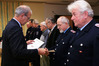 Das LFV-Ehrenzeichen am Bande f�r 50-j�hrige Zugeh�rigkeit zur Feuerwehr erhielten: Dieter Westphal und J�rgen Dube (Marnitz), Heini Schmidt (Suckow), Erich Hohmann und Bernd Brauckmeier (beide Kritzow), Otto Iselhorst (Witzin), Werner Marien (Z�lkow). Hier gratuliert der Landrat Klaus-J�rgen Iredi (r.) dem Kameraden Otto Iselhorst (Witzin) zu seiner Ehrung. Foto: � Michael-G�nther B�lsche