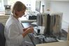 Foto: PROPHYTA; Eine Mitarbeiterin der PROPHYTA GmbH bei der Qualitätskontrolle
